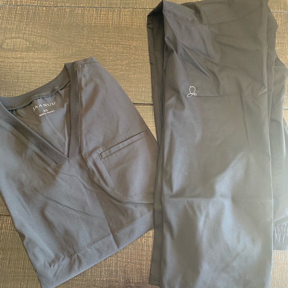 Jaanuu Scrub Set